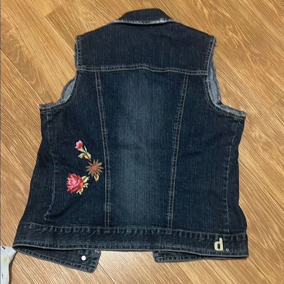 d. jeans Dark Blue Denim Vest with Floral Embroidery small - Picture 5 of 6